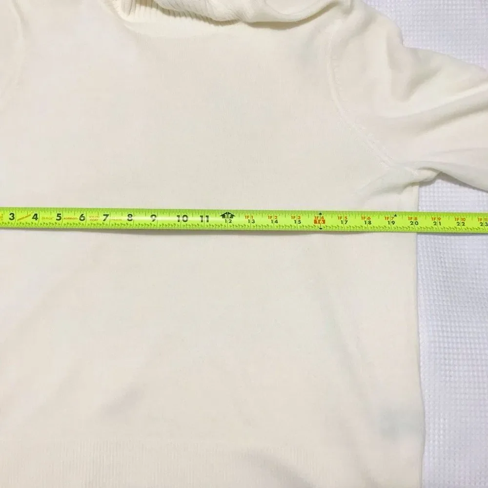 Josephine Chaus Turtleneck white Sweater size XL….S0023